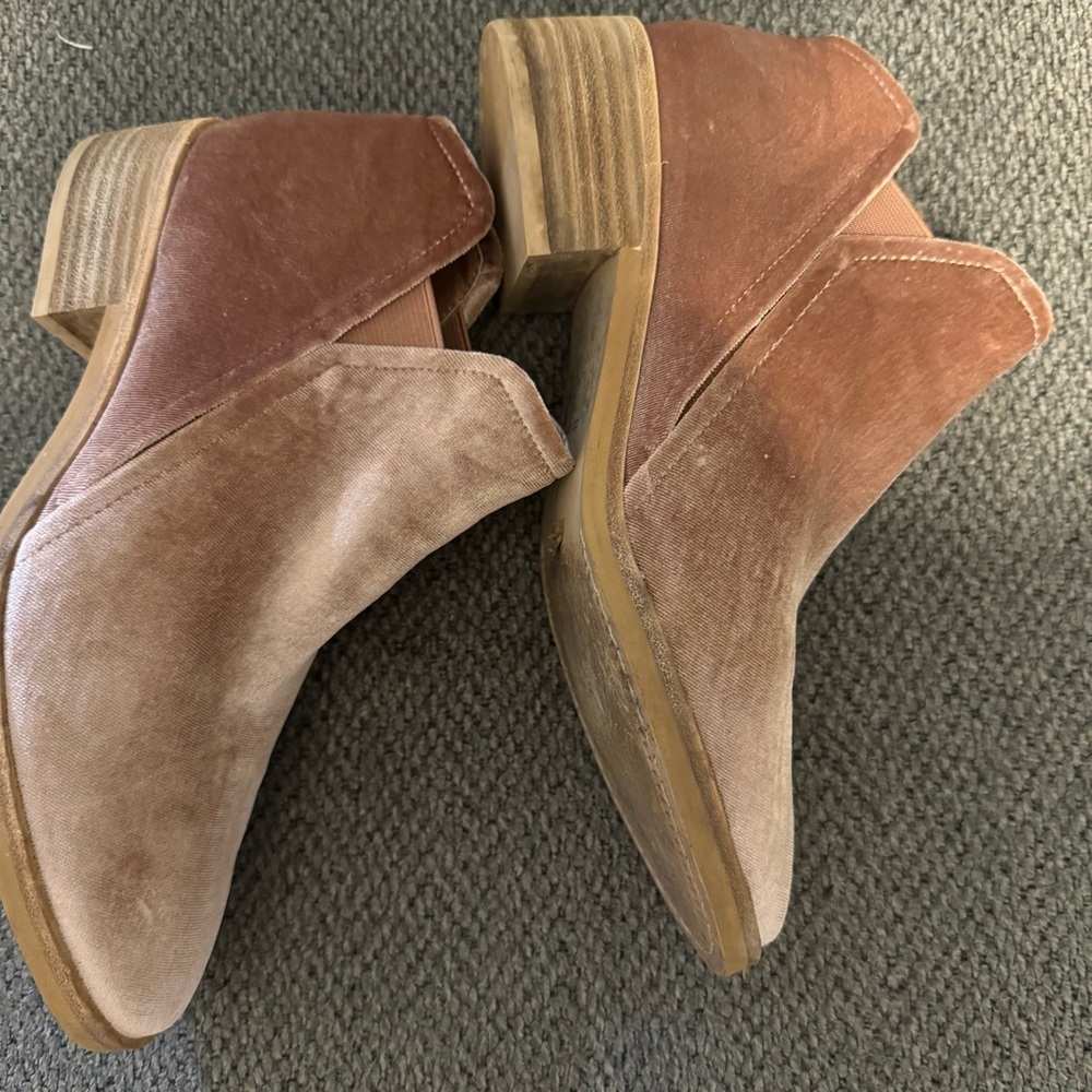 Dolce Vita Tay Velvet Ankle Booties in Rose - Picture 4 of 9